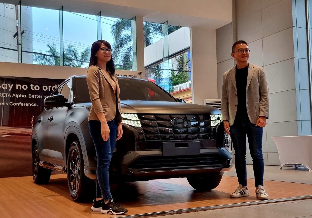 Branch Manager DSS Hyundai Basuki Rahmat (Basra), Elya Setyaningrum (kiri) saat merilis Hyundai Creta Alpha (foto: Ni'am Kurniawan/jatimnow.com)