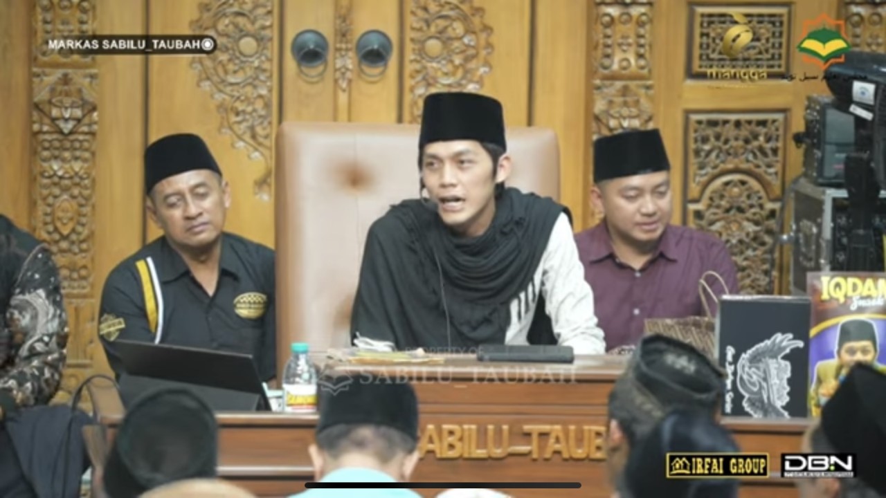 Gus Iqdam dalam rutinan malam selasa di markas pusat Sabilu Taubah. (Foto: YouTube Gus Iqdam Official)