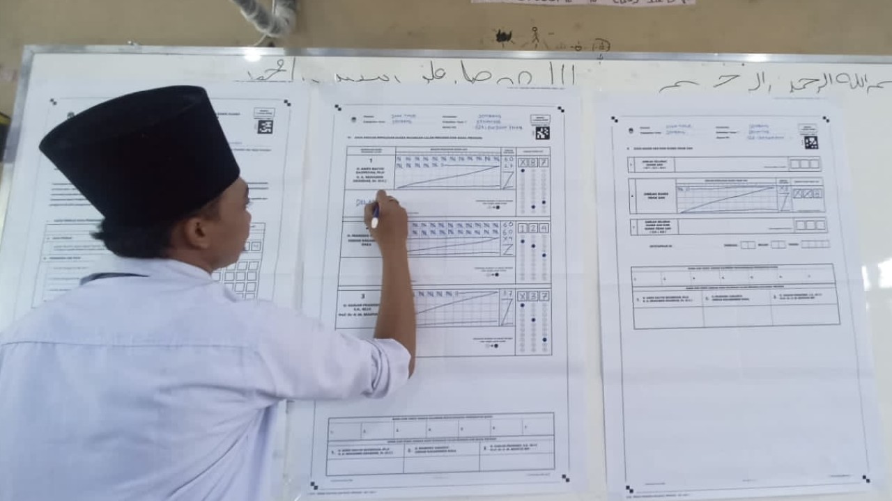 Petugas menghitung suara di salah satu TPS 26 Jombang. (Foto: Farid for jatimnow.com)