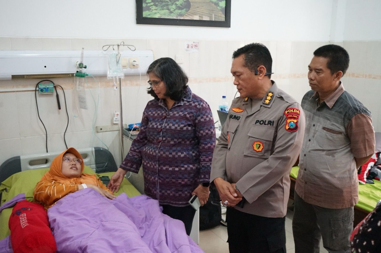 Pj Wali Kota Kediri Zanariah saat menjenguk Risa di RS Bhayangkara Kediri. (Foto: Pemkot Kediri for jatimnow.com)