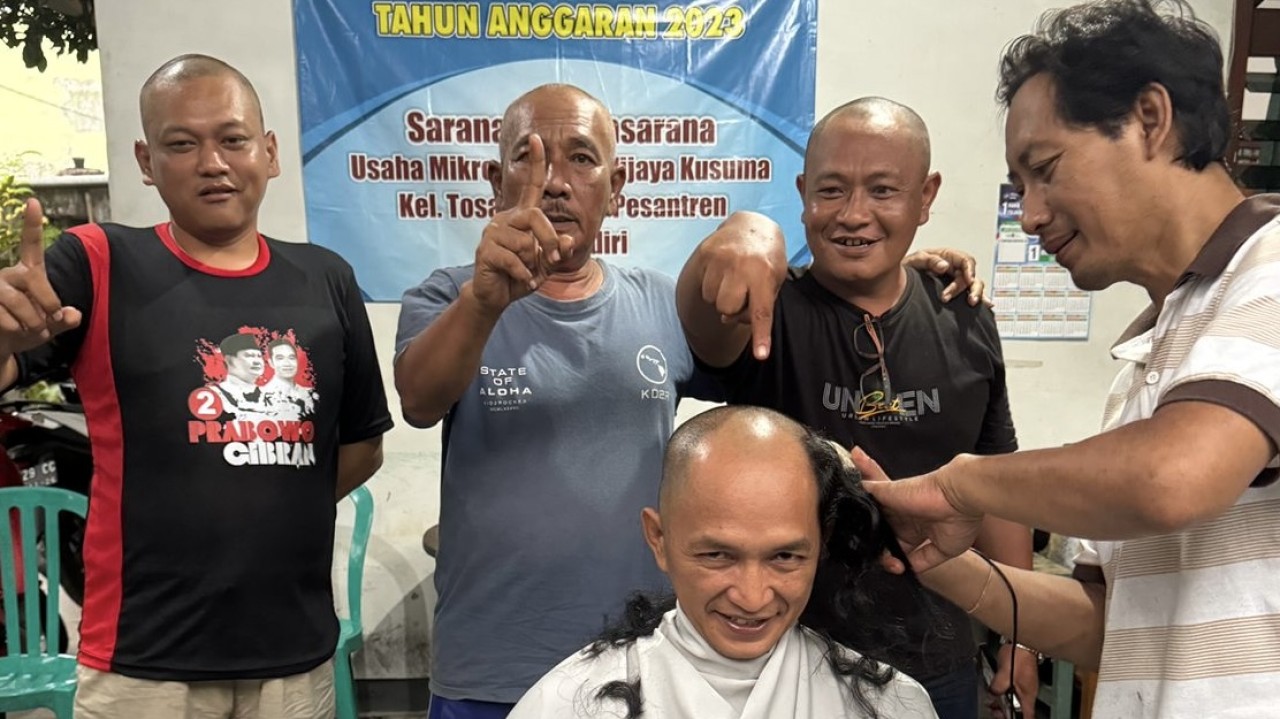 Relawan Mbak Dina cukur gundul. (Foto : Yanuar Dedy/jatimnow.com)