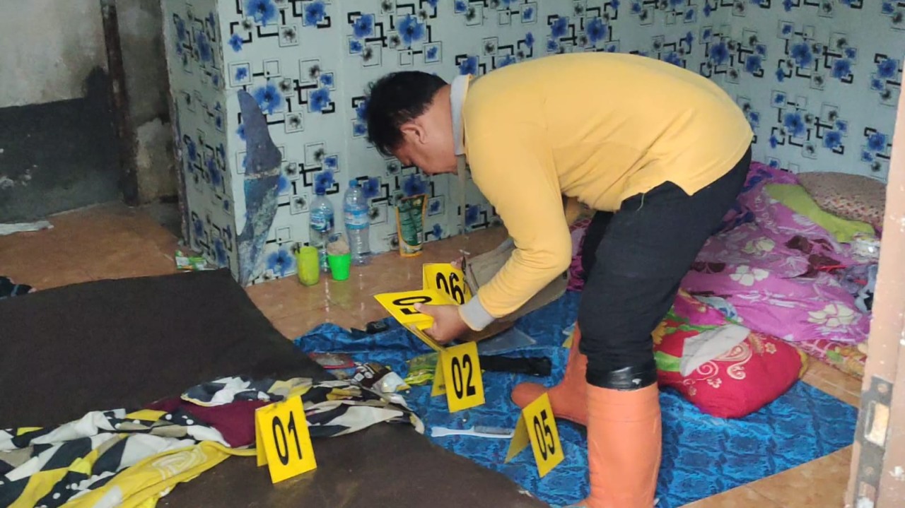 Olah TKP di kamar kos tempat pesilat ditemukan tewas dengan mulut mengeluarkan busa. (Foto: Polres Kediri Kota for jatimnow.com)