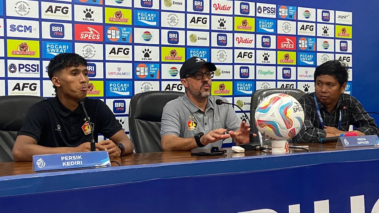 M Khanafi dan Marcelo Rospide dalam post-match conference di Stadion Brawijaya. (Foto: Yanuar Dedy/jatimnow.com)