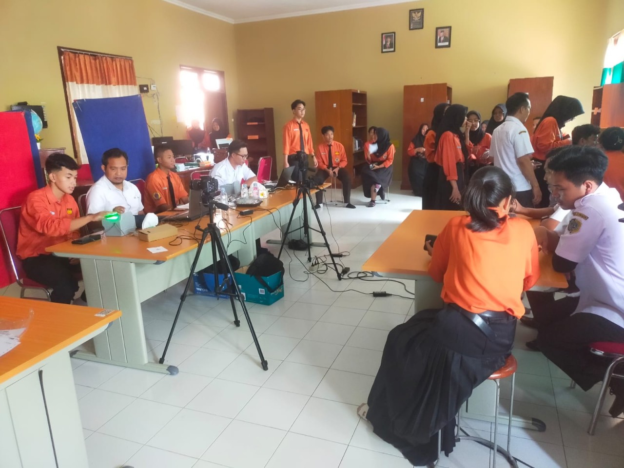 Dispendukcapil Tulungagung saat melakukan perekaman e-KTP di sekolah. (Foto: Bramanta Pamungkas/jatimnow.com)