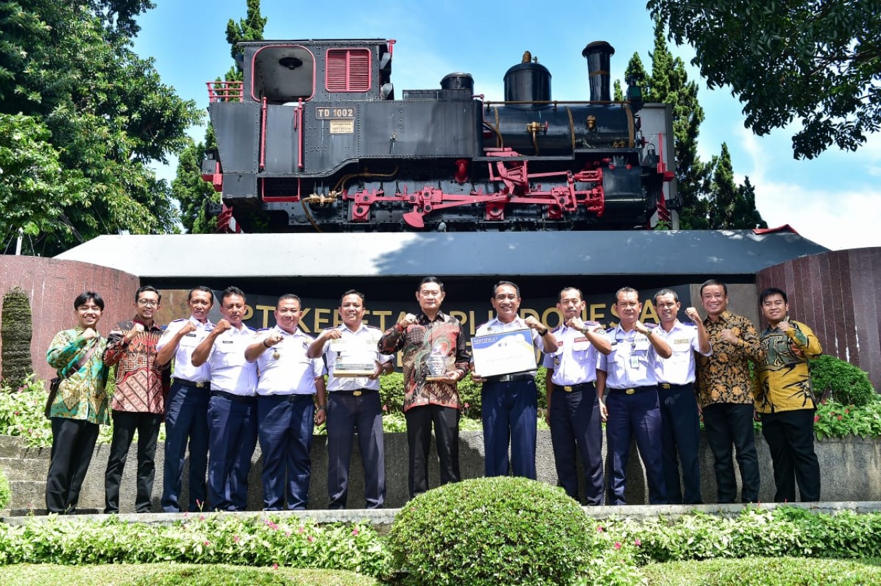 Pemkab Lamongan Raih Penghargaan Komitmen Keselamatan Perlintasan KA