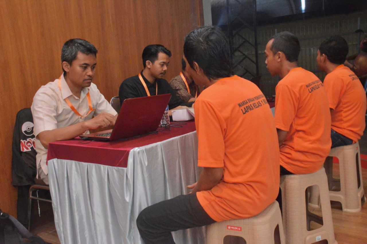 Pihak Lapas Kelas I Malang dan KPU Kota Malang memberikan sosialisasi dan sekaligus penyusunan daftar pemilih di lokasi khusus. (Foto: Gerhana/jatimnow.com)