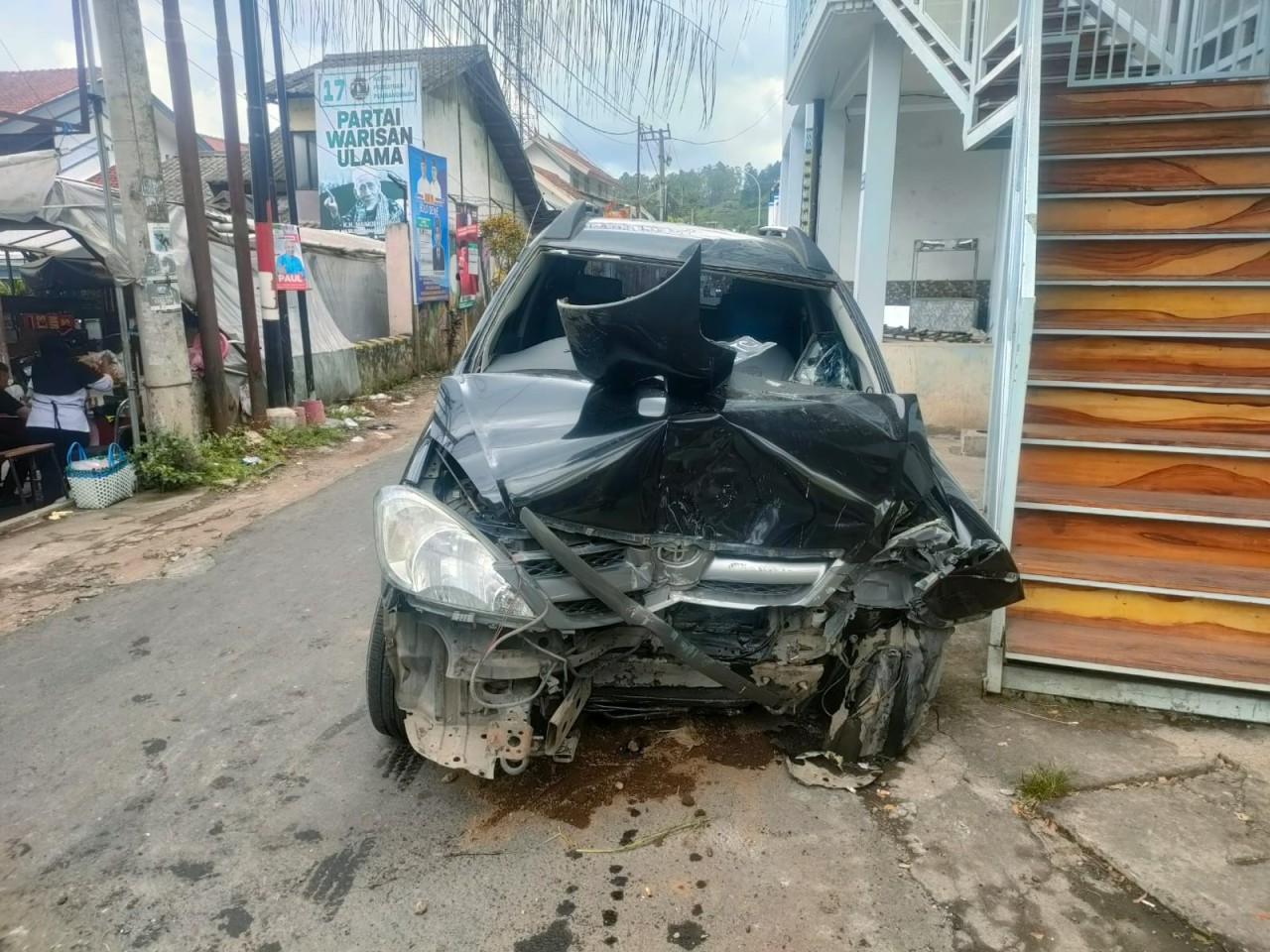 Kondisi mobil Toyota Kijang Innova dengan nomor polisi AG 1267 TC yang usai tabrak lari dua sepeda motor. (Foto: Humas Polres Batu)