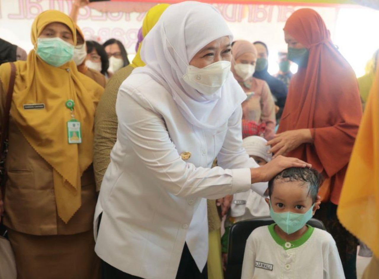 Momen Khofifah meninjau proses vaksin polio. (Foto: dok.jatimnow.com)