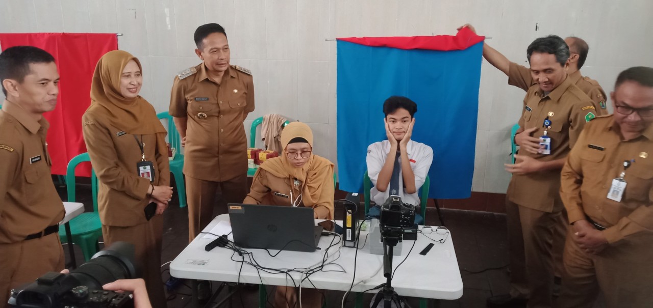 Pj Wali Kota Malang Dr. Ir. Wahyu Hidayat, MM (kiri) meninjau secara langsung kegiatan layanan jemput bola di lingkungan pendidikan bertajuk 'Dukcapil Goes To School' pada Senin (5/2/2024).  (Foto : Humas Prokopim Pemkot Malang fot jatimnow.com)