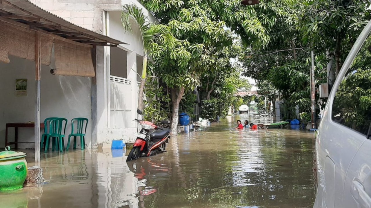 Banjir di kawasan Benowo sore tadi (foto: Ni'am Kurniawan/jatimnow.com)