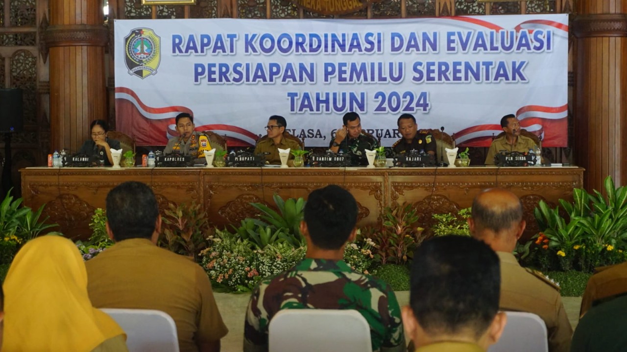Rakor persiapan pemilu di Pendopo Kongas Arum Kusumaning Bongso. (Foto: Bramanta Pamungkas/jatimnow.com)