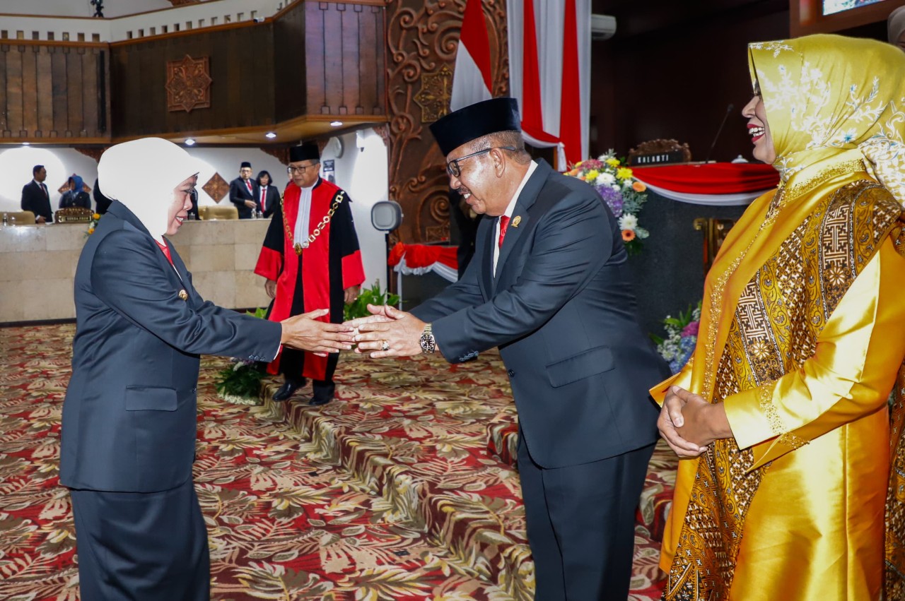 Gubernur Khofifah saat memberikan ucapan selamat kepada Mayjen TNI (Purn) Istu Hari Subagio (Foto: Humas Pemprov Jatim for jatimnow.com)