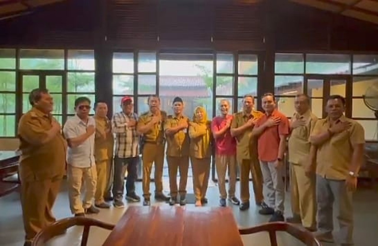 12 orang yang mengaku Kades di Kecamatan Buduran saat memberikan dukungan kepada salah satu Capres-cawapres. (Foto: tangkapan layar)