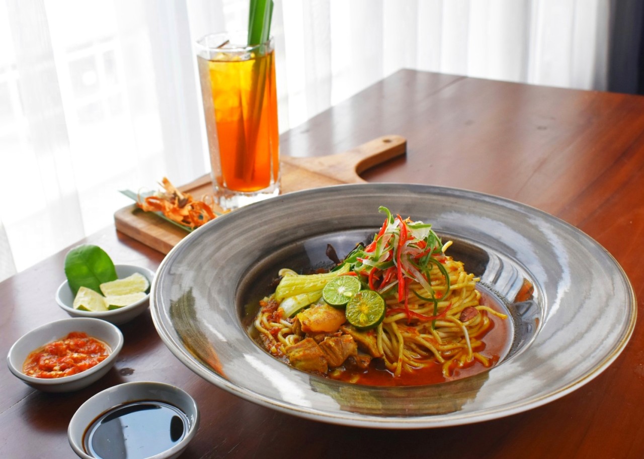 Kikil Lamien dan Bir Pletok yang cocok dinikmati saat musim hujan. (Foto: Ahaddiini HM/jatimnow.com)