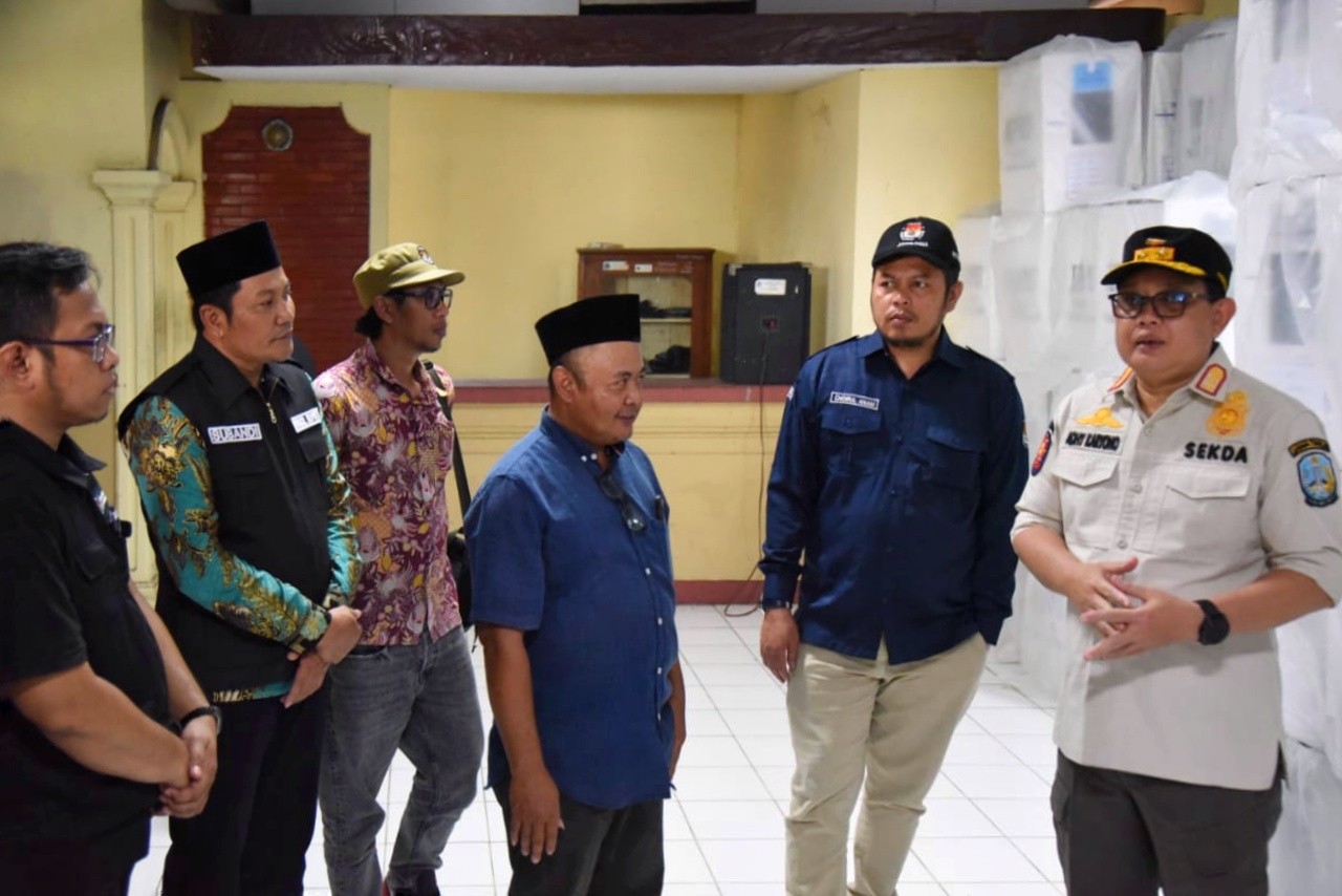 Plh Gubernur Jawa Timur Adhy Karyono saat meninjau secara langsung logistik Pemilu yang berada di Kantor Kecamatan Buduran, Selasa, (13/2/2024). (Foto: Ahaddiini HM/jatimnow.com)