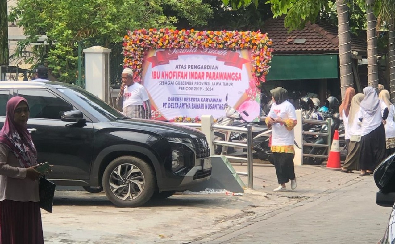 Suasana di depan rumah Khofifah Indar Parawansa (Foto-foto: Fatkur Riski/jatimnow.com)