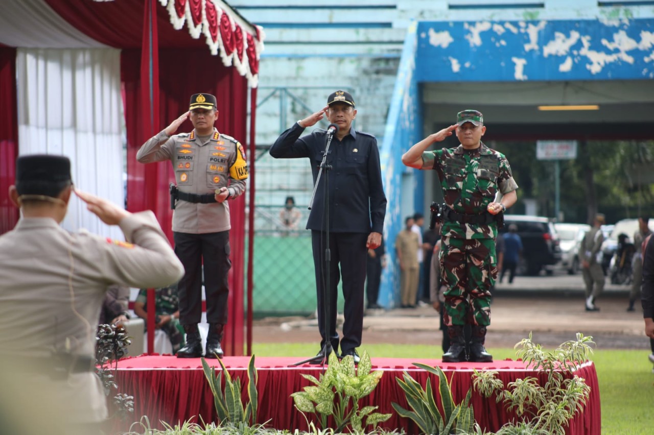 Pj Wali Kota Malang, Wahyu Hidayat (tengah) bersama Kapolresta Malang Kota, Kombes Pol Budi Hermanto (kiri) pada Selasa (13/2/2024) saat Apel Gelar Pasukan Pergeseran Personel Pengamanan TPS di Stadion Gajayana. (Foto: Prokopim Pemkot Malang)