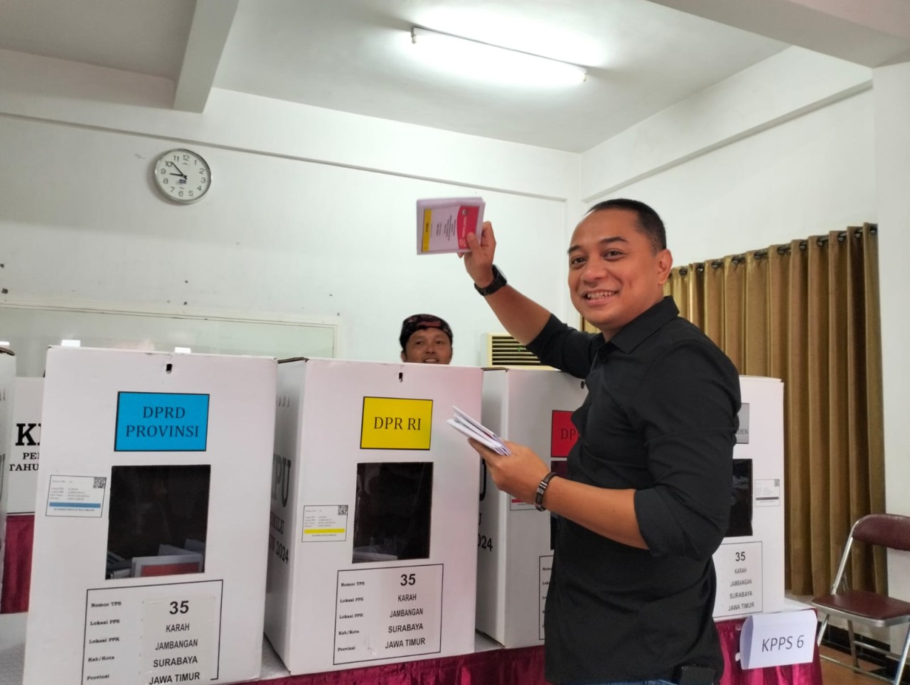 Eri Cahyadi saat nyoblos di TPS 35 Jambangan Surabaya (foto: Ni'am Kurniawan/jatimnow.com)