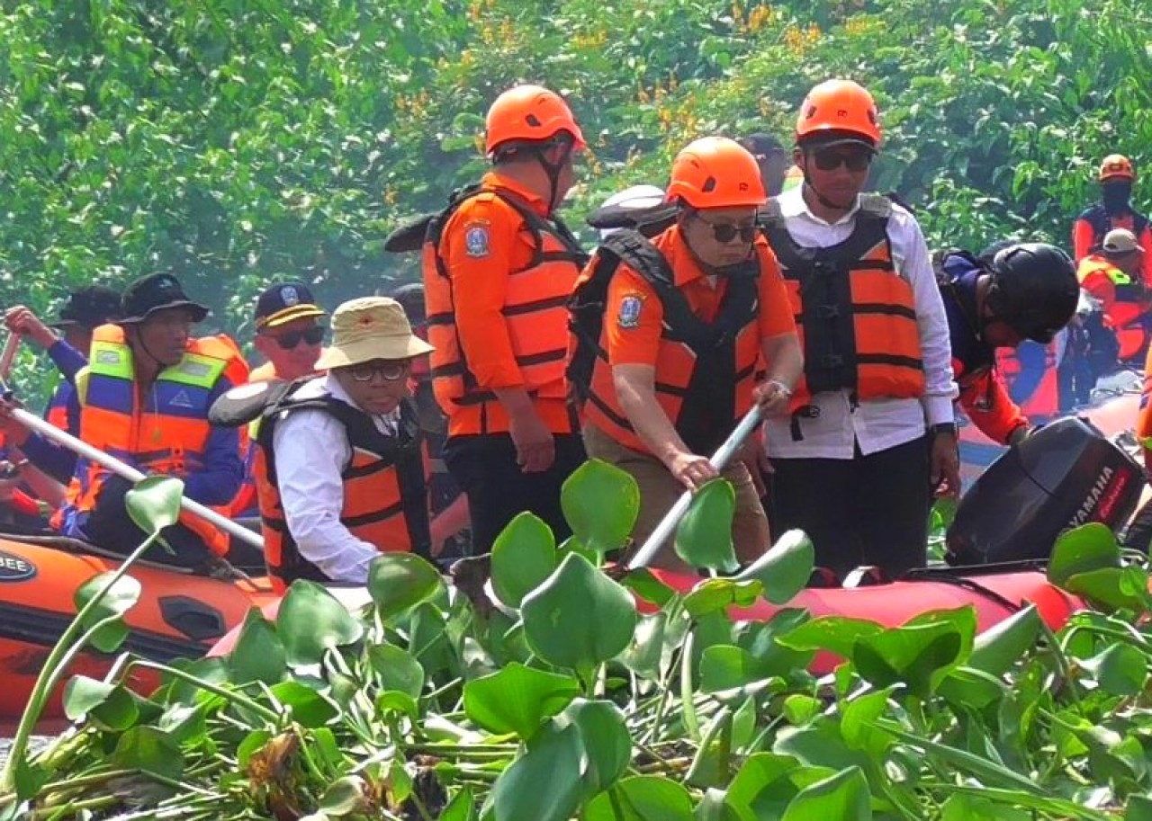 Plh. Gubernur Jawa Timur Adhy Karyono melakukan susur sungai di wilayah Juanda. (Foto: Ahaddiini HM/jatimnow.com)