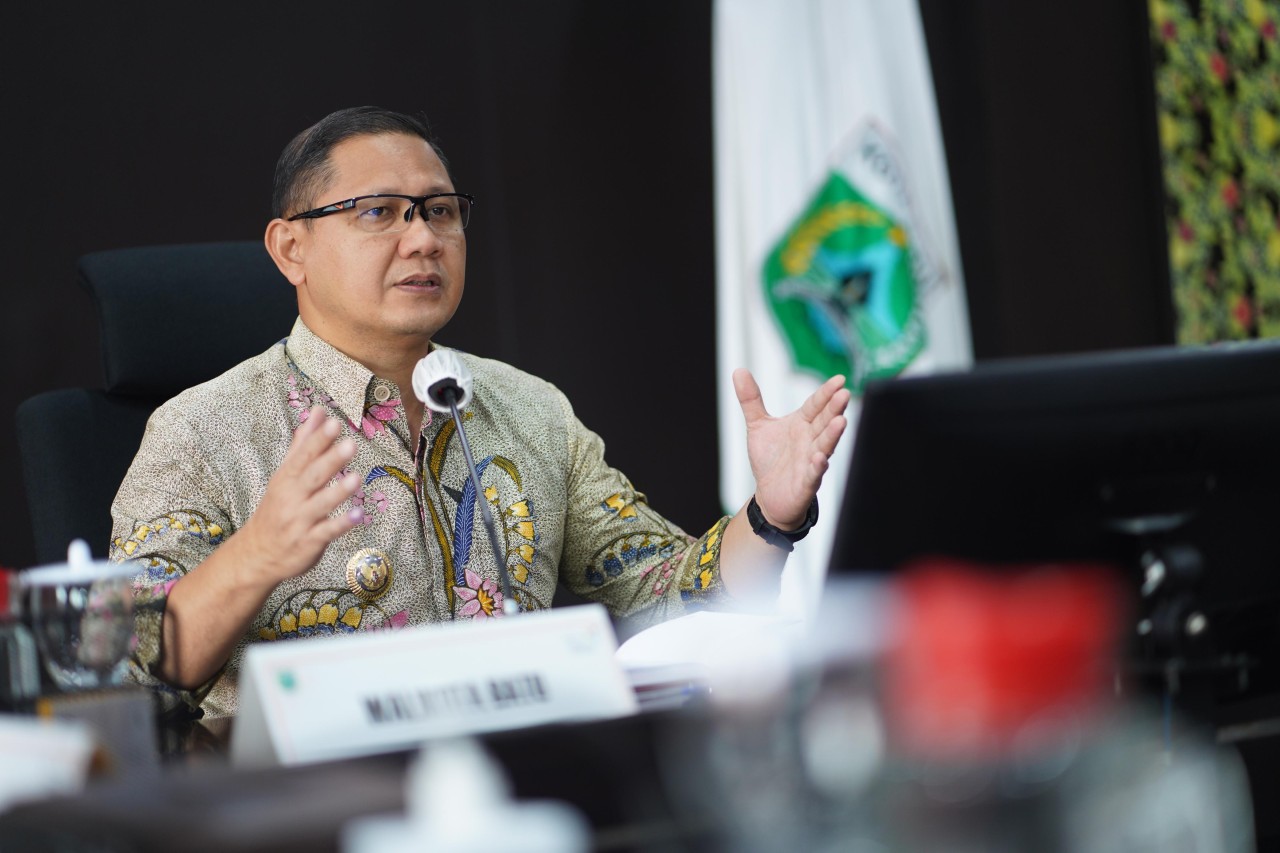 Pj Wali Kota Batu, Aries Agung Paewai saat rapat kerja terbatas pun dilakukan dengan diikuti beberapa Kepala OPD Pemkot Batu di Ruang Rapat Utama Lantai 5 Balaikota Among Tani.  (Foto: Prokopim Pemkot Batu for jatimnow.com)