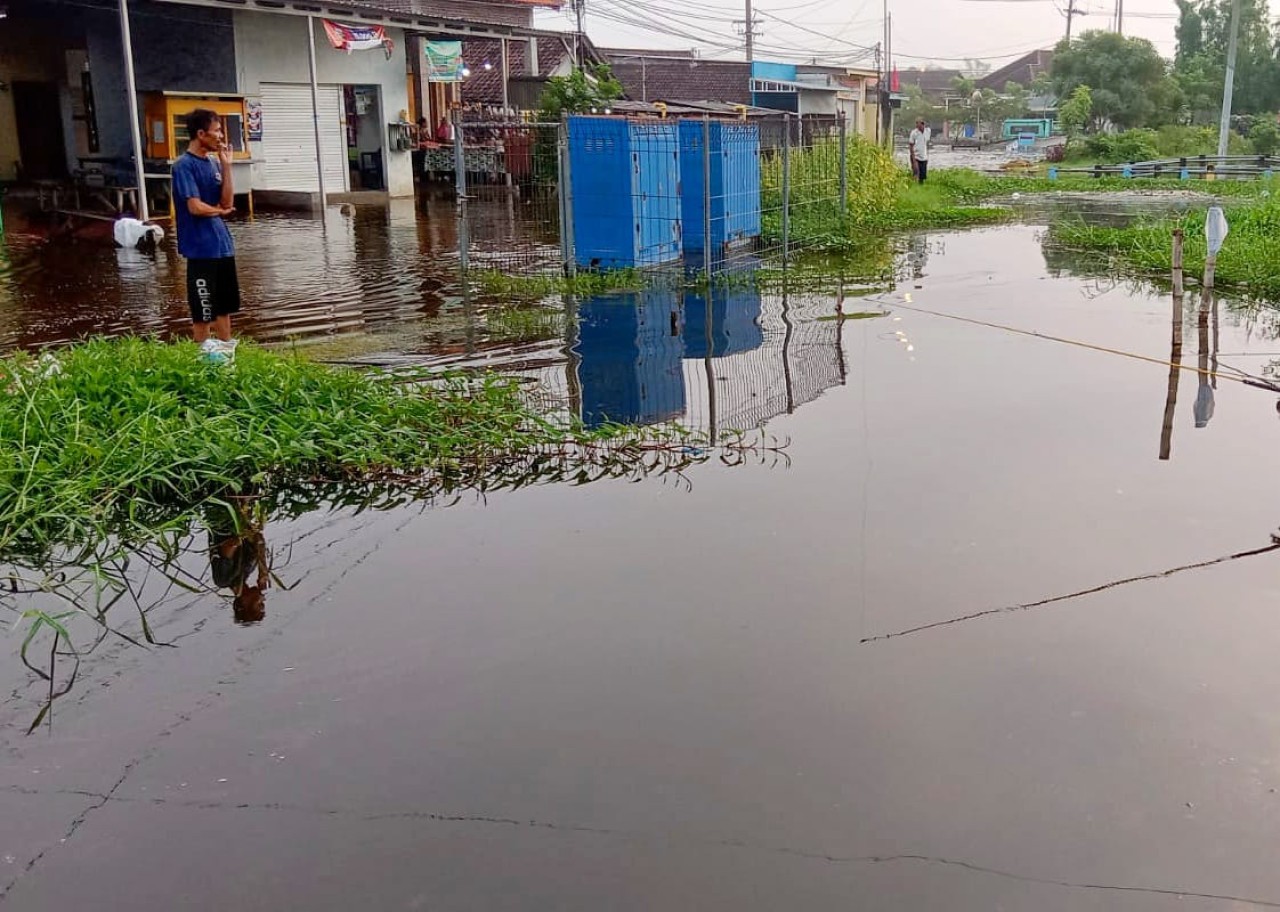Wilayah Kedungbanteng Kecamatan Tanggulangin Sidoarjo yang terendam banjir. (Foto: Ahaddiini HM/jatimnow.com)