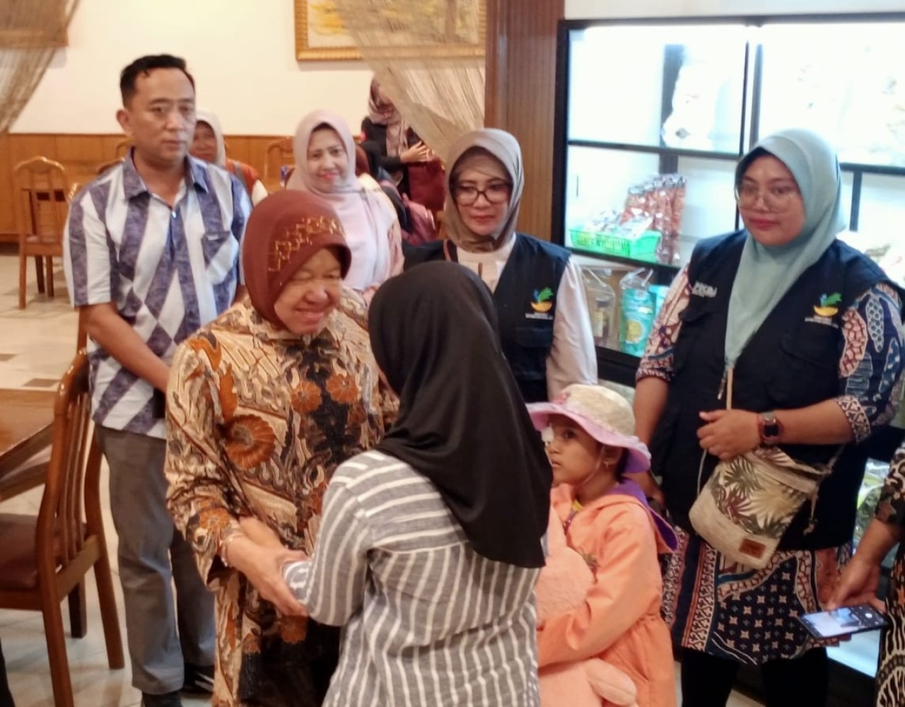 Menteri Sosial Tri Rismaharini bertemu dengan gadis berinisial AKE (13) di Kota Malang, Minggu (18/2/2024). (Foto: Gerhana/jatimnow.com)