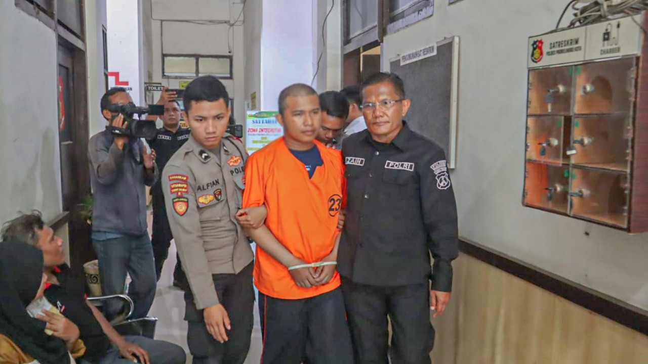 Pelaku saat diperiksa Polres Probolinggo Kota. (Foto: dok.Polres Probolinggo Kota for jatimnow.com)