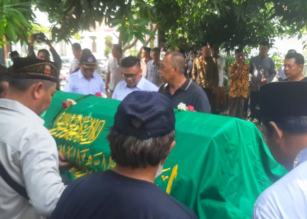 Proses pemakaman Sutoni, petugas PPS Sidoarjo yang meninggal dunia. (Foto: Ahaddiini HM/jatimnow.com)