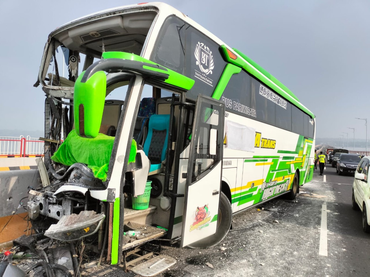 Polisi mengevakuasi bus yang mengalami kecelakaan lalu lintas (Foto: Laka lantas Bangkalan)