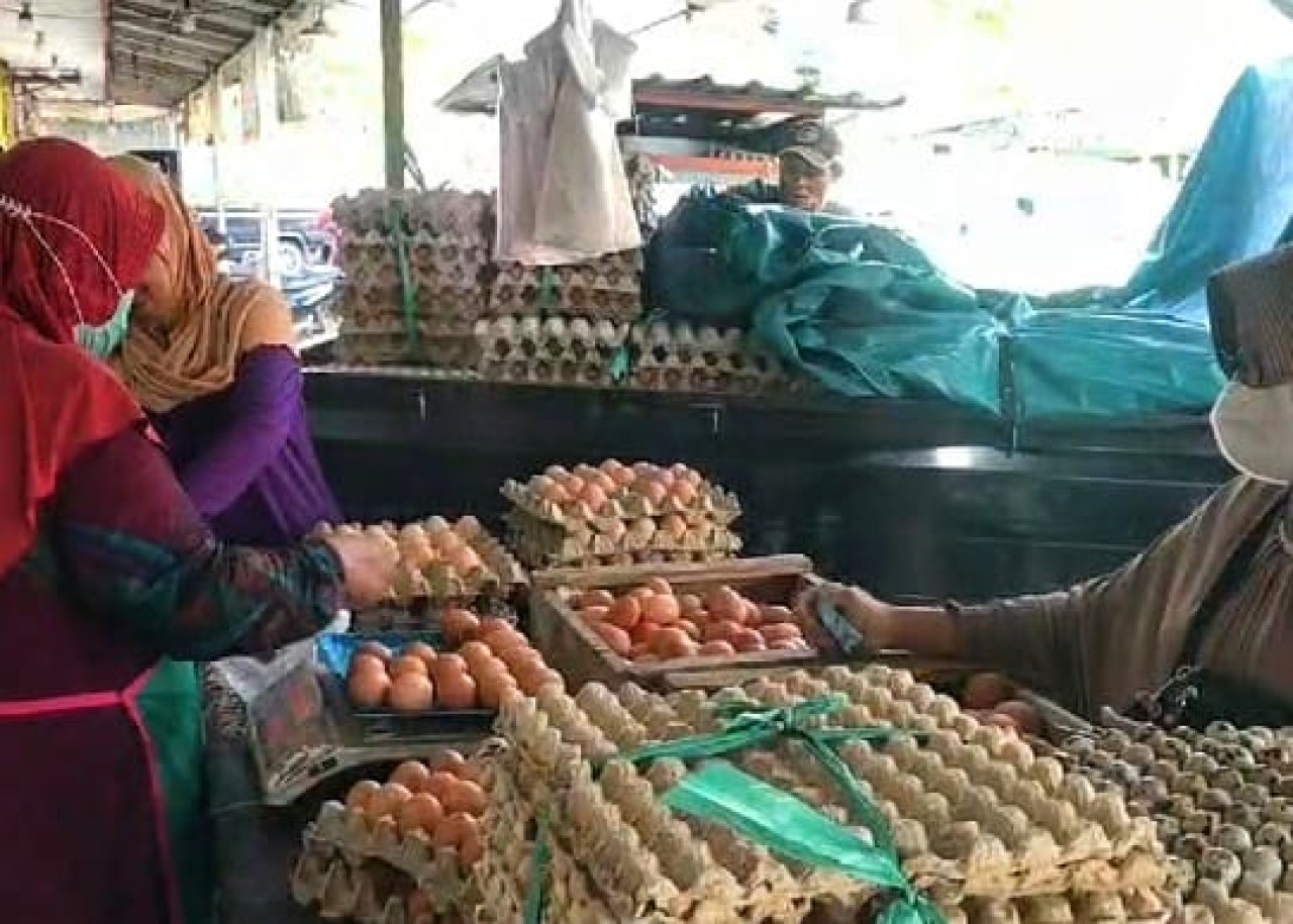 Salah sartu pedagang telur di Sidoarjo. (Foto: Ahaddiini HM/jatimnow.com)