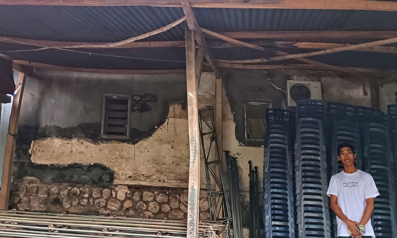 Pemilik terop Melody Desa Durensewu, Pandaan, Kabupaten Pasuruan, Amirul Mukminin di tempat persewaan miliknya. (Foto: Ahaddiini HM/jatimnow.com)