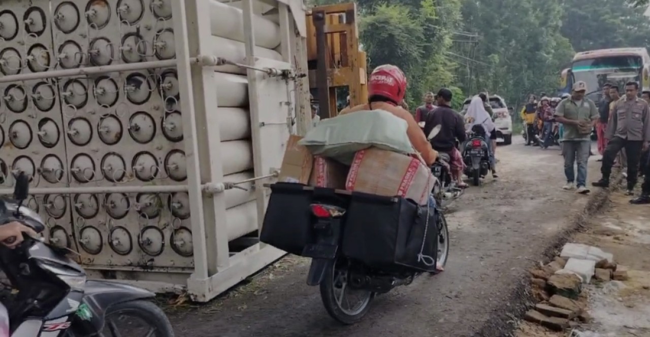 Situasi kemacetan di Jalan Raya Kranggan, Galis, Bangkalan akibat truk terguling. (Foto: Polsek Galis for jatimnow.com)
