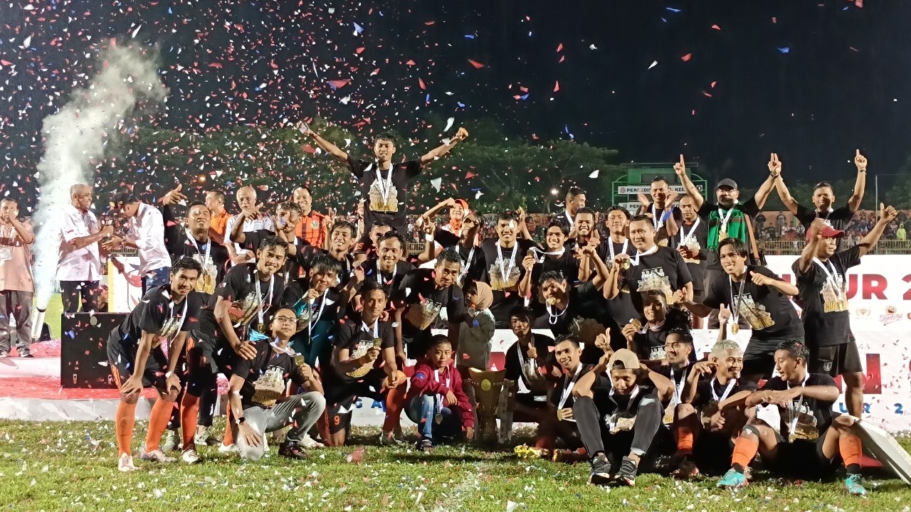 Tim Persibo Bojonegoro mengangkat tropi juara Liga 3 Jatim. (Foto: Misbahul Munir/jatimnow.com)