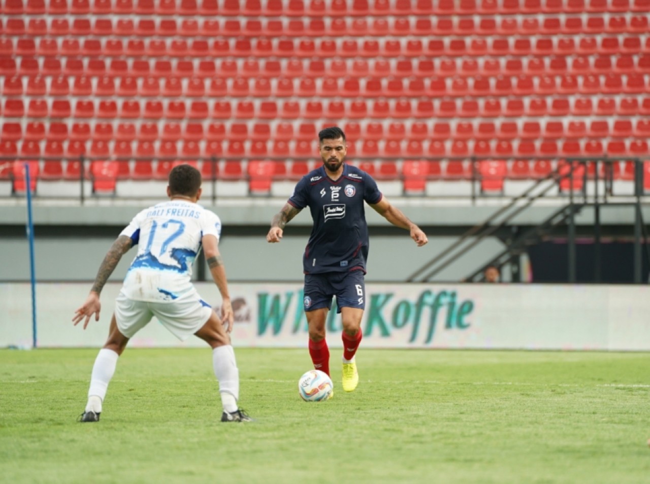 Arema FC di Ujung Tanduk, Charles Raphael Dkk Berburu Kemenangan 10 Laga Tersisa