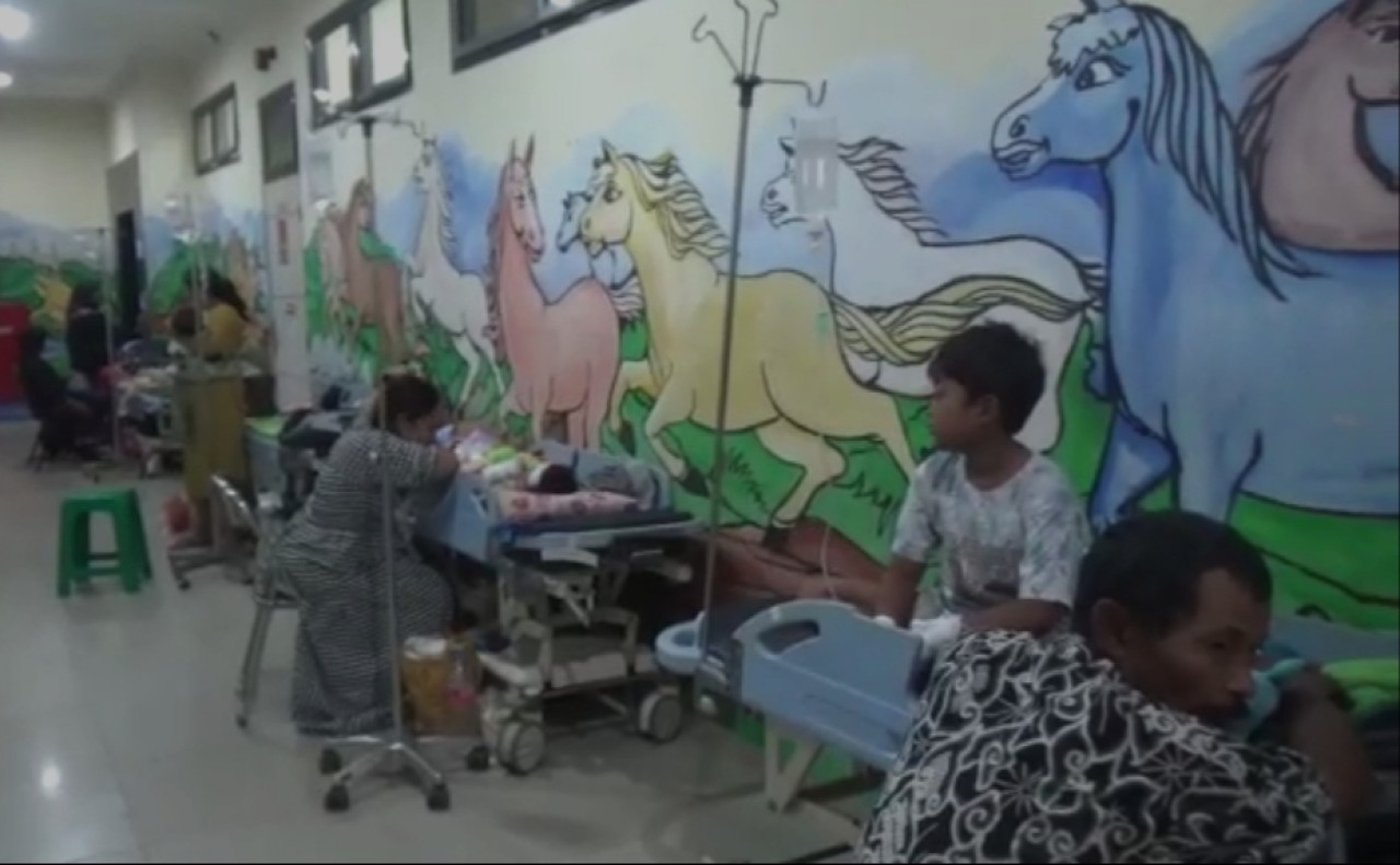 Sejumlah pasien menempati lorong ruang rawat anak akibat pasien membeludak, Rabu (7/2/2024). (Foto: Fathor Rahman/jatimnow.com)