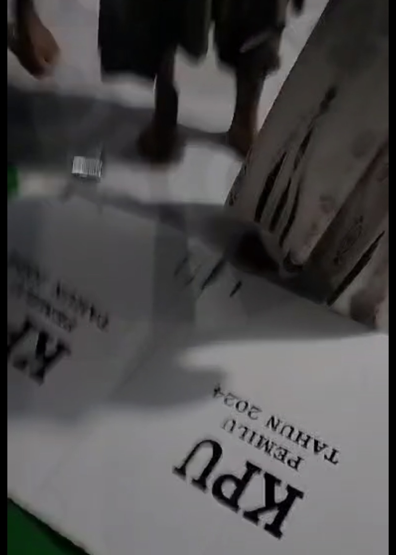 Sejumlah orang mendatangi rumah salah satu anggota PPS Desa Gunung Kesan Kecamatan Karang Penang, Sampang. (Foto: tangkapan layar)