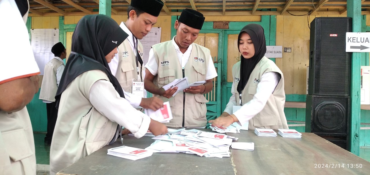 Suasana pemungutan suara Pemilu 2024 di salah satu TPS di Lamongan. (Foto : Adyad Ammy Iffansah/jatimnow.com)