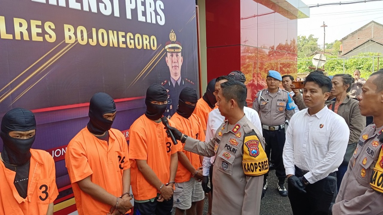 Kapolres Bojonegoro AKBP Mario Prahatinto didampingi Wakapolres dan Kasat Reskrim saat ungkap kasus di halaman Mapolres setempat. (Foto: Misbahul Munir/jatimnow.com)