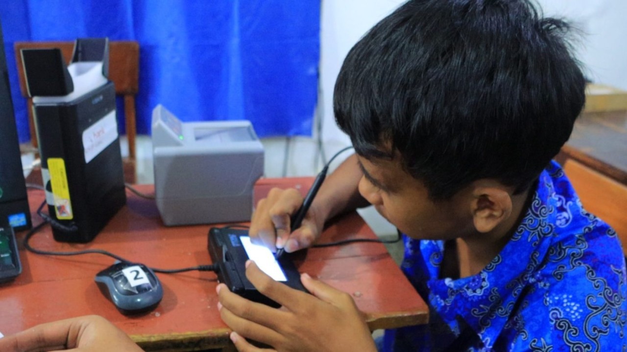 Ilustrasi perekaman E-KTP. (Foto: Humas Dispendukcapil Surabaya)