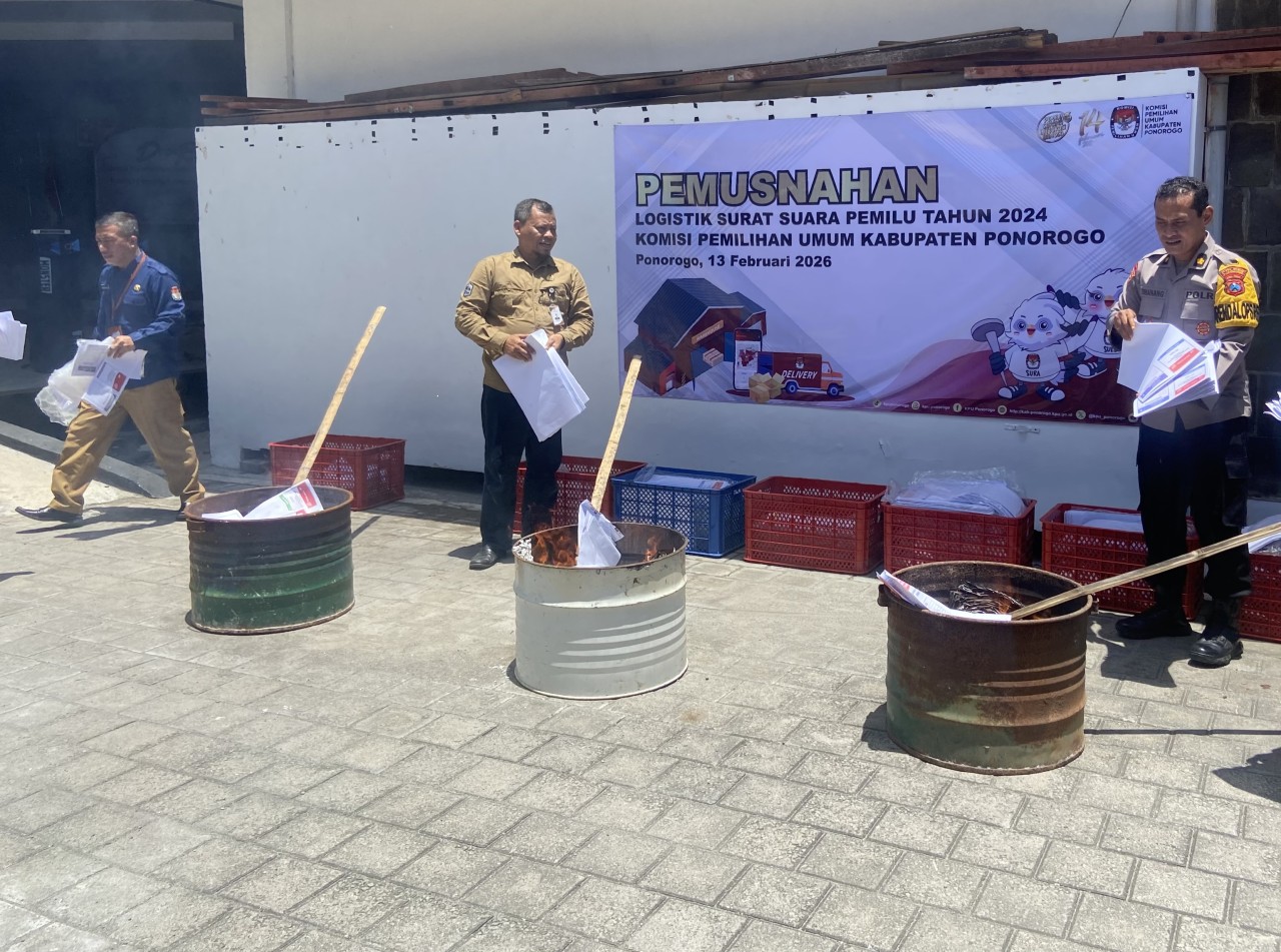 Pemusnahan surat suara rusak oleh KPU Ponorogo. (Foto: Ahmad Fauzani/jatimnow.com)