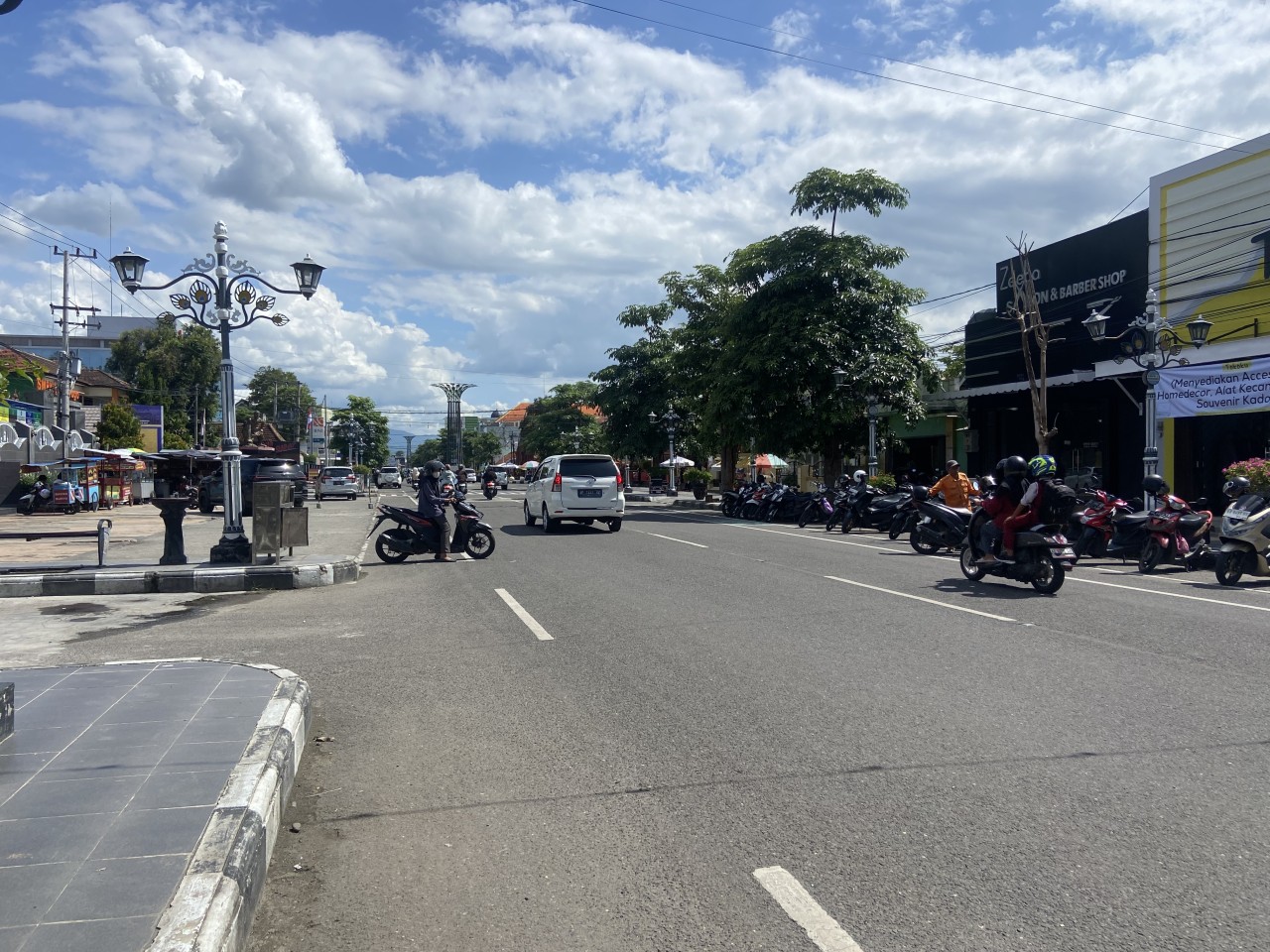 Suasana Jalan HOS Cokroaminoto yang akan berbalik arah. (Foto: Ahmad Fauzani/jatimnow.com)