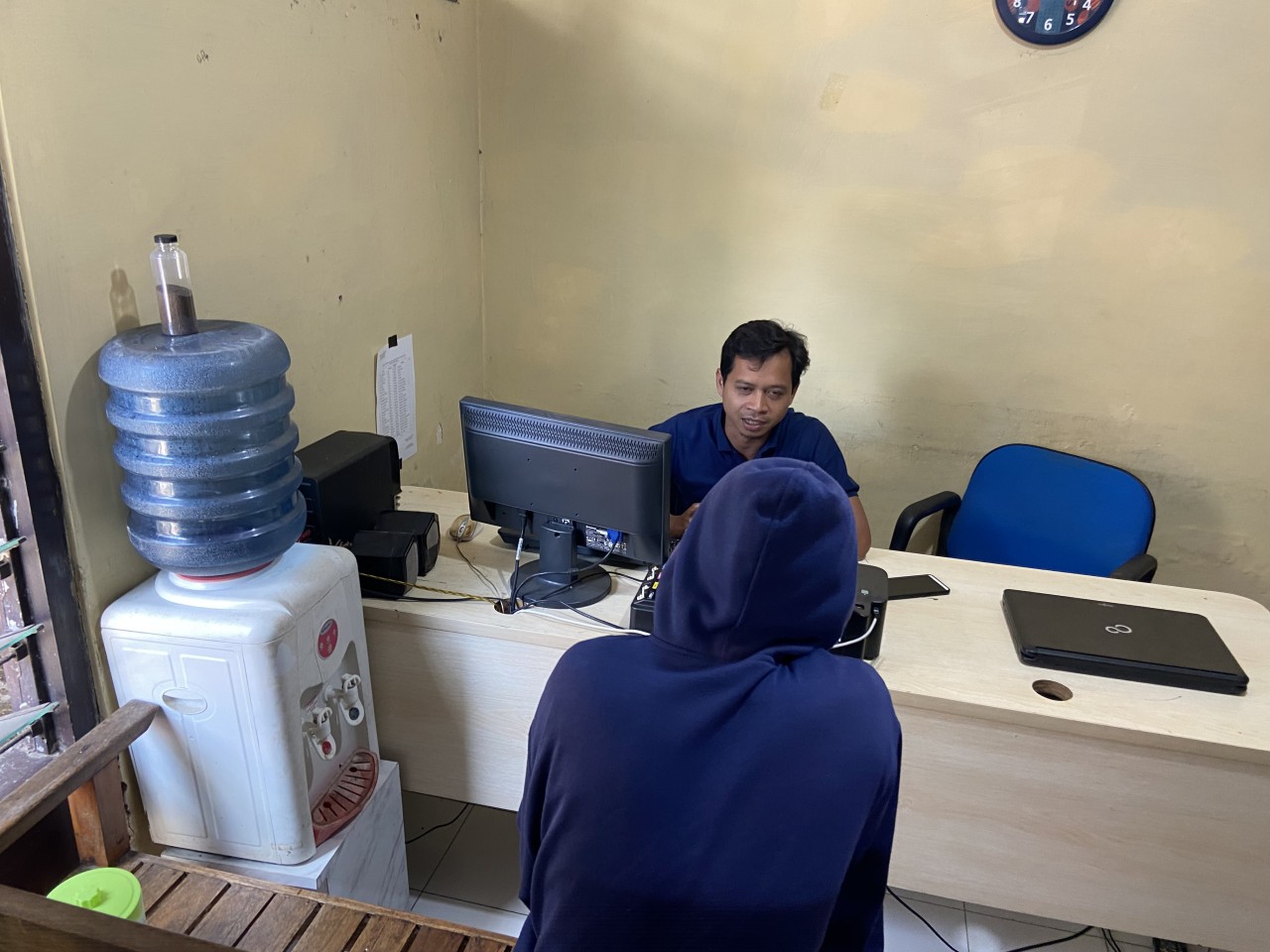 Pelaku SZ saat diperiksa di Mapolsek Balong. (Foto: Ahmad Fauzani/jatimnow.com)