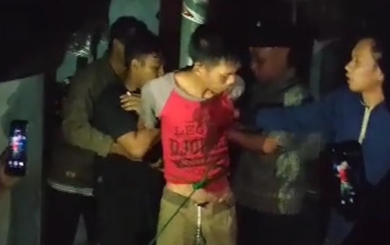 Pencuri celana dalam ditangkap massa. (Foto: tangkapan layar video viral)