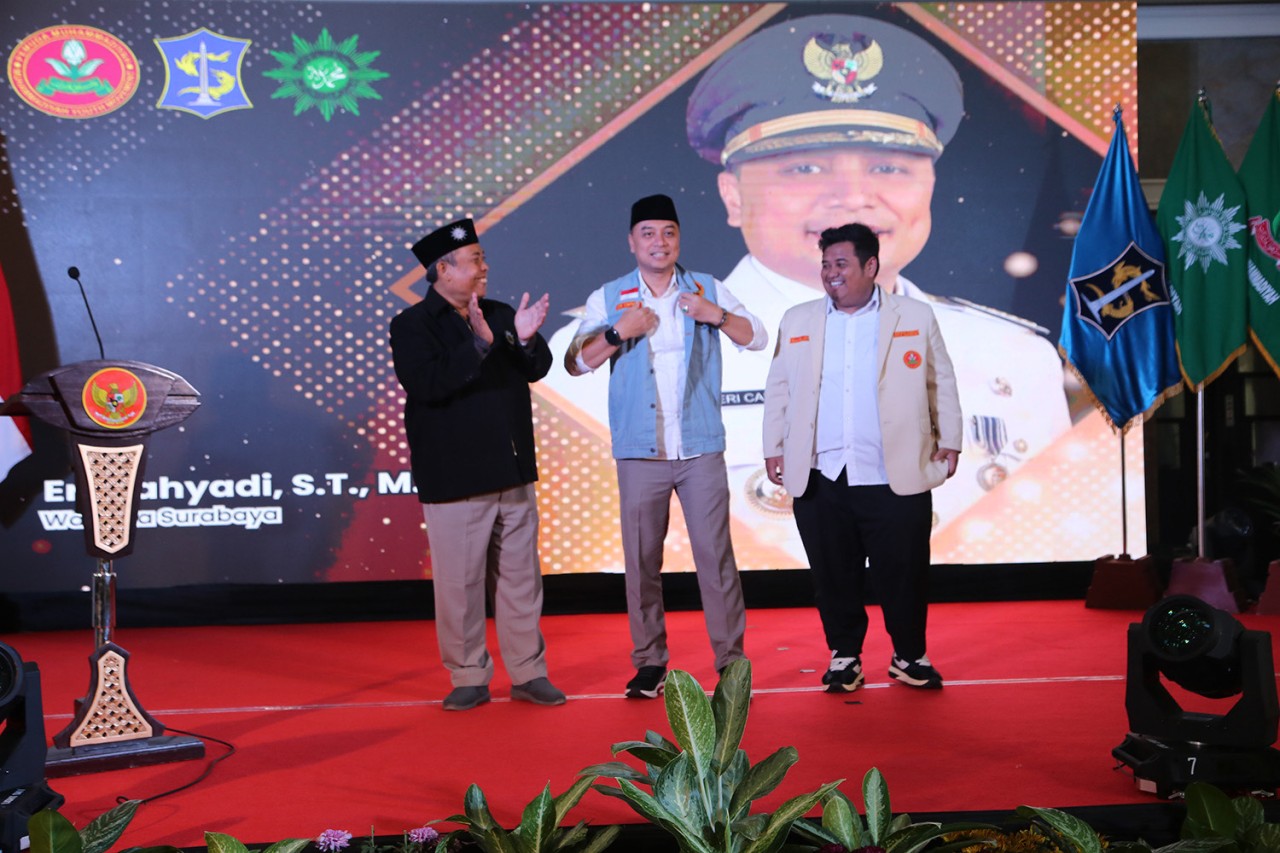 Saat Eri mengenakan baju biru muda yang khas dengan seragam tim pemenangan Prabowo-Gibran (Foto: Humas Pemkot Surabaya for jatimnow.com)