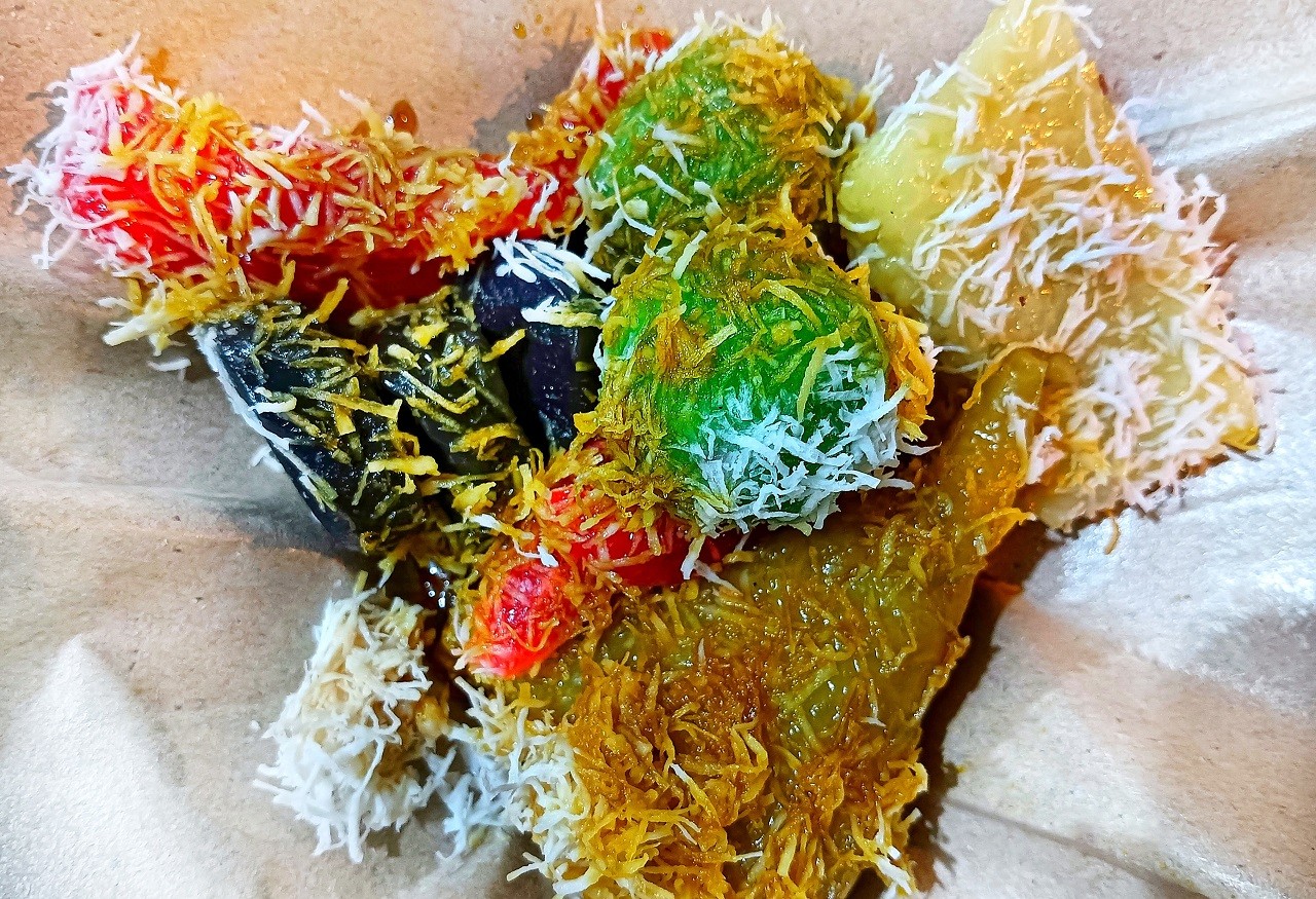 Jajan pasar dengan khas lupis bentuk segitiga buatan Siti Zaenab.(Foto: Ahaddiini HM/jatimnow.com).