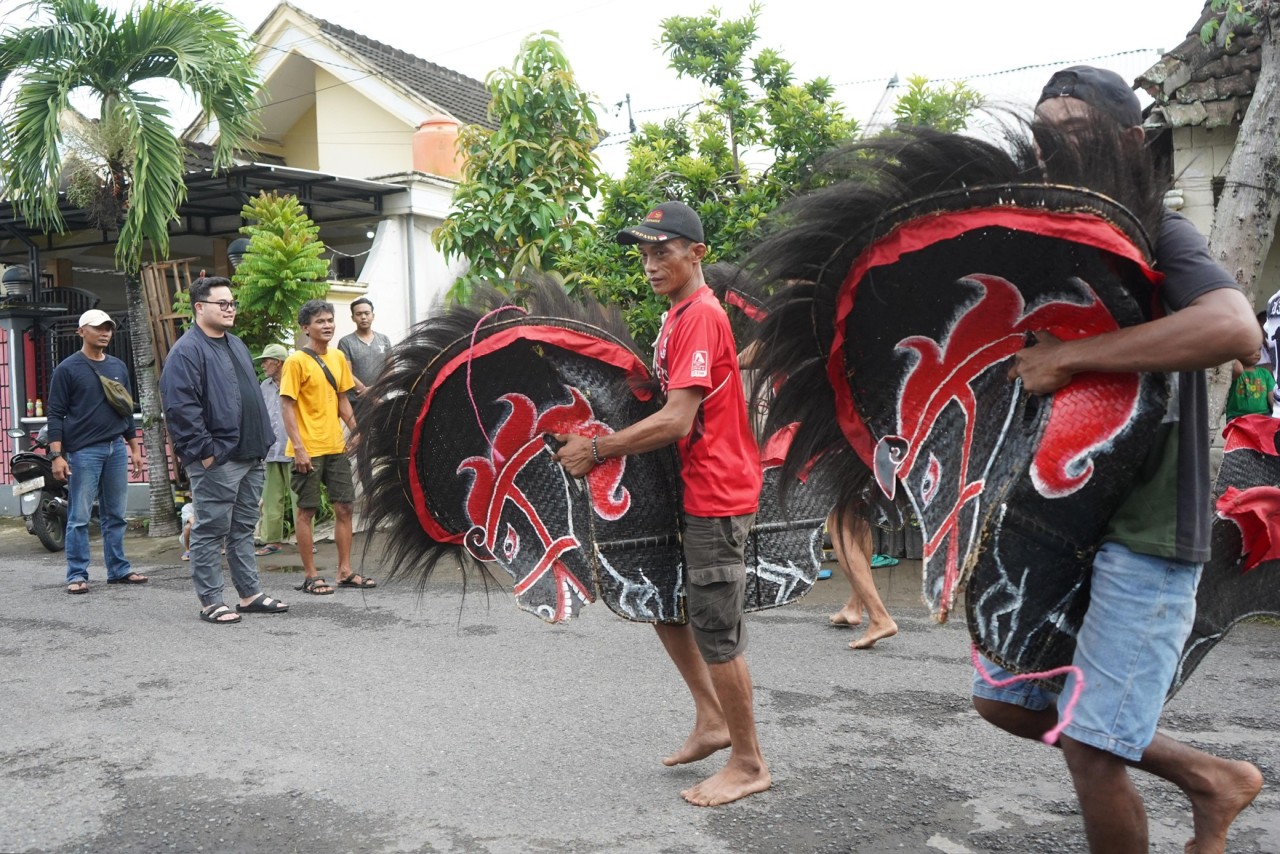 Mas Dhito saat berada di Kras melihat warga berlatih jaranan. (Foto: Pemkab Kediri/jatimnow.com)