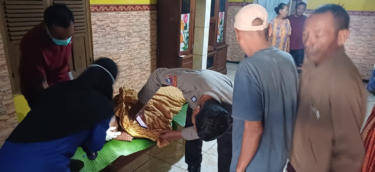 Polisi bersama tim medis saat melakukan pemeriksaan terhadap bayi (dok Polsek Dander for jatimnow.com)