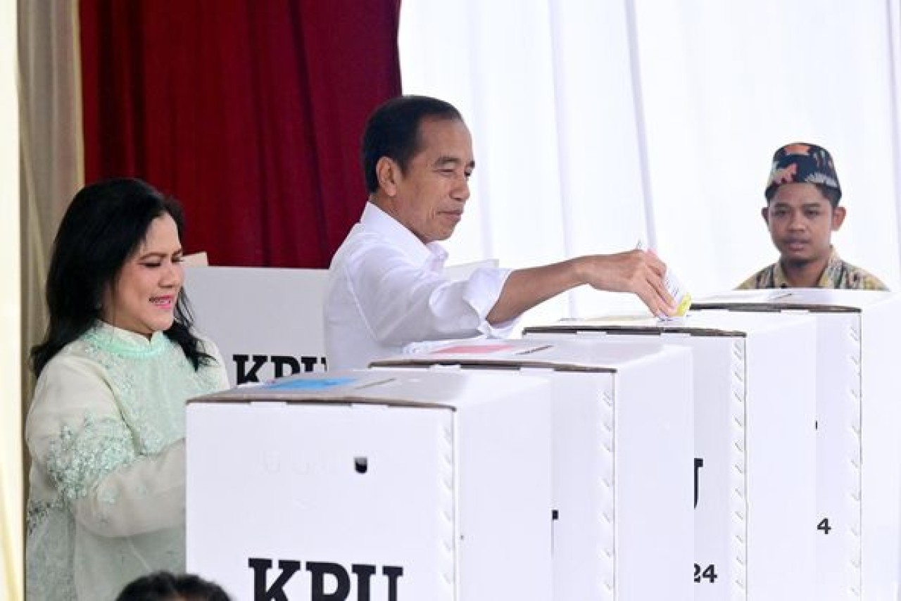 Jokowi dan Iriana menggunakan hak suaranya. (Foto-foto: Facebook Jokowi)