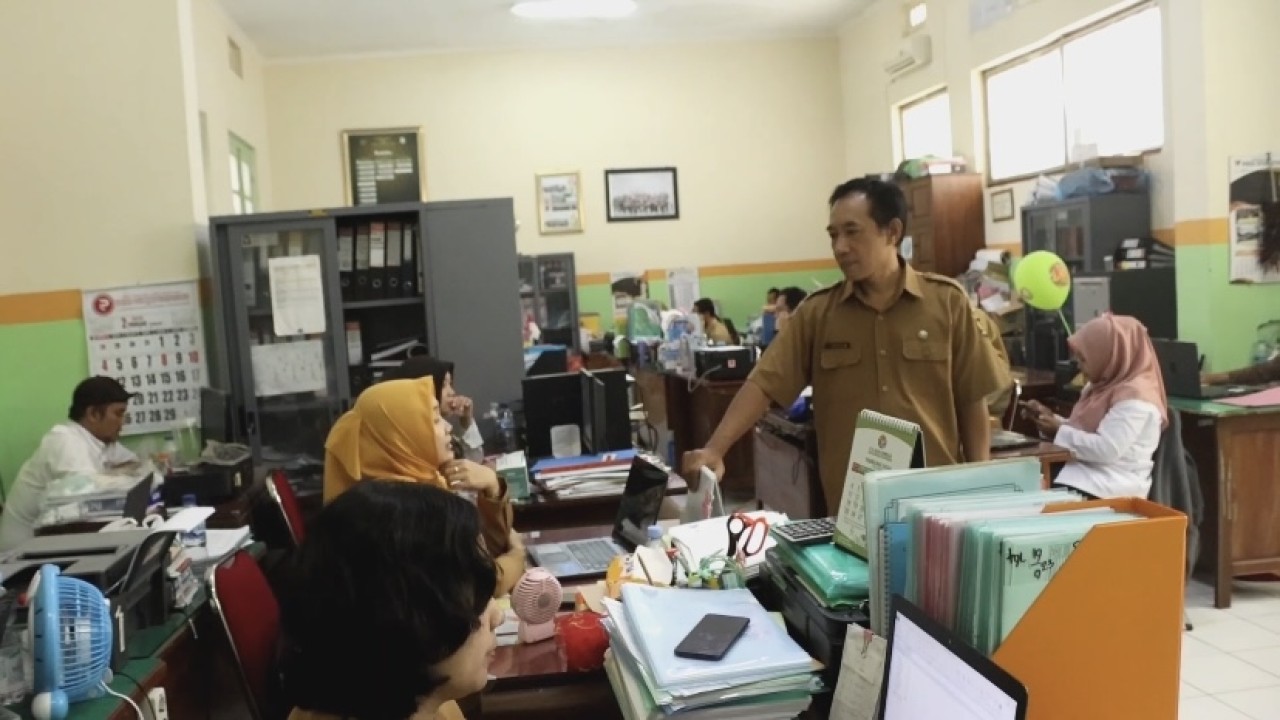 Kabid P2P Dinas Kesehatan Kota Kediri, Hendik Suprianto di ruang kerjanya. (Foto: Yanuar Dedy/jatimnow.com)