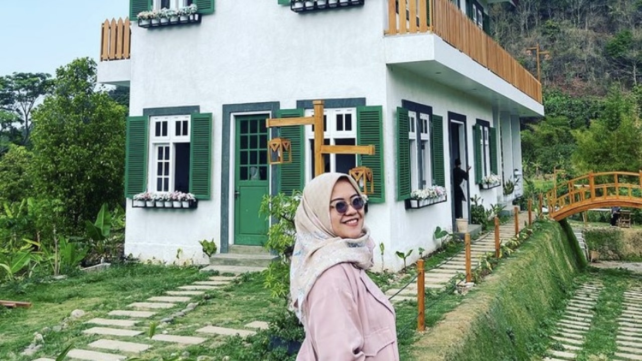 Pengunjung berfoto di Kalenan Sawahan. (Instagram: @ditarahmioct)